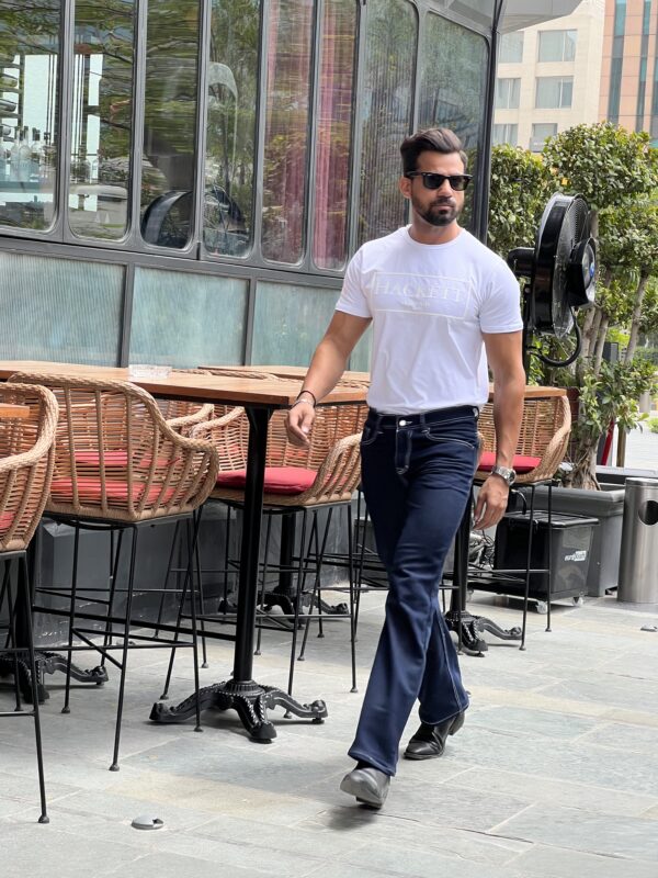 Navy blue straight fit jeans with white tone stitch - Image 2
